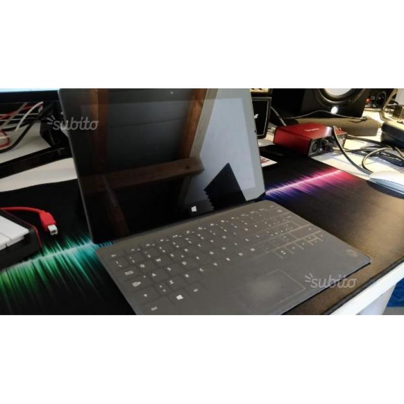 Microsoft Surface Pro con Tastiera Touch Cover